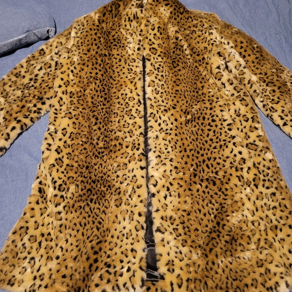 Worthington Jackets & Blazers - Worthington Leopard-Print Faux Fur Coat in Tan and Black